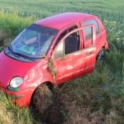 Tři vážné nehody během 20 minut: Auto přes střechu i v plotě, sražené ovce