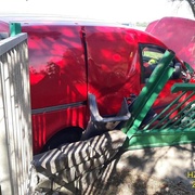 Auto skončilo ve vratech rodinného domu