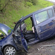 Řidička nepřizpůsobila rychlost a s autem se převrátila
