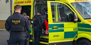 Těžce opilý muž se psem se rozhodl skočit pod vlak
