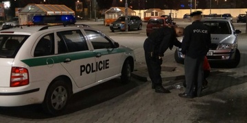 Napadl ochranku, ta se však nedala a použila slzný plyn