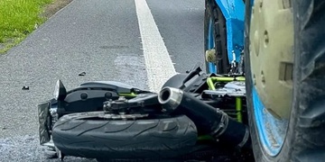 Motocyklista se čelně střetl s traktorem, zemřel na místě