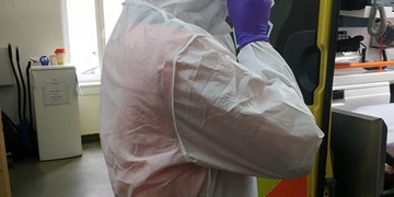 Posádka sanitky musí kvůli hlouposti pacienta do karantény