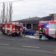 Hořící auto uhasili policisté