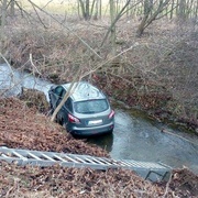 Po havárii skončilo auto v říčce