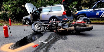 Motorkář se střetl s protijedoucím vozem