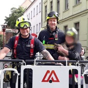 Záchrana vyděšené kočičky ze střechy domu