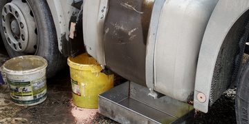 Kamion prorazil nádrž a hrozil únik 400 litrů nafty