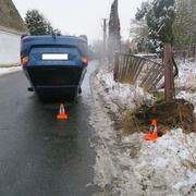 Po nárazu do plotu se auto převrátilo