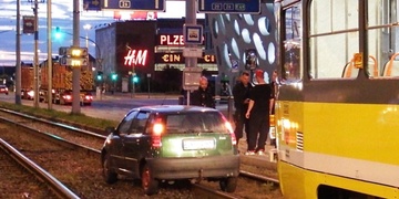 Auto v kolejišti (zase) před Plazou (zase)