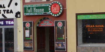 Loupež s pistolí a baseballovou pálkou v centru města