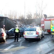 Dopravní nehoda se zraněním blokuje viadukt Na Roudné