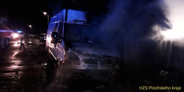 Od hořící dodávky chytl i strom