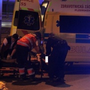 Feťák chtěl za jízdy vyskočit ze sanitky