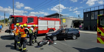 Řidička smetla jezdce na skútru