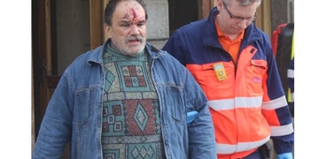 Opilý bezdomovec spadl ze schodů