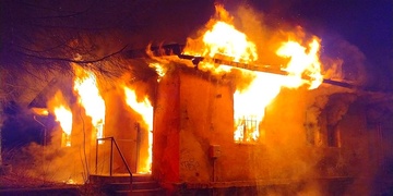 Noční požár zachvátil bývalé drážní sklady