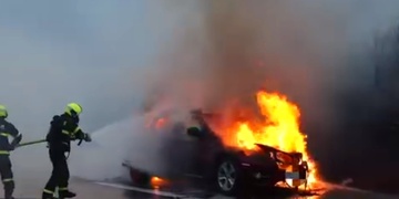 Ve vyhořelém autě bylo nalezeno lidské tělo - aktualizováno