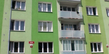 Muž pád z pátého patra nepřežil