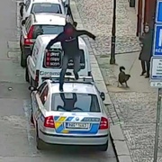 Stupidní zábava skončila poškozením policejního vozu