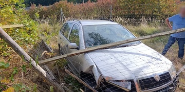 Řidič na D5 nezvládl své vozidlo, vyjel z dálnice a narazil do oplocení