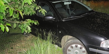 Mladý řidič s téměř třemi promile projel plotem a pak utekl od nehody