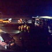 Kamion se převrátil na dálnici a pak do něj ještě nabouralo osobní auto