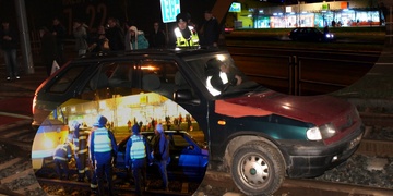 Auto ujelo kolejištěm víc než sto metrů, vyprostila ho tramvaj a hasiči