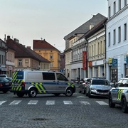 Muž utržil několik bodných ran a o jeho život nyní bojují lékaři