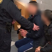 Recidivisté ve věku 18 a 24 let se "přeškolili" na vloupačky do aut