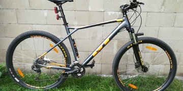 Další odcizené kolo na Slovanech