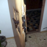 Násilím vnikli do bytu a zbili všechny přítomné