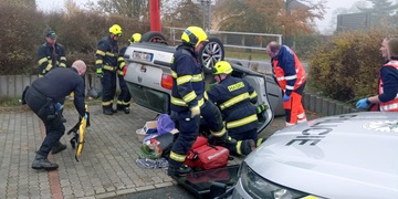 Těžce opilý a zfetovaný muž se při ujíždění od nehody s autem zřítil na parkoviště