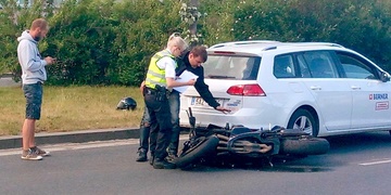 Pozor před Prazdrojem, u Hornbachu havaroval motocyklista