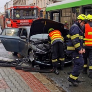 Střet osobního vozu s trolejbusem