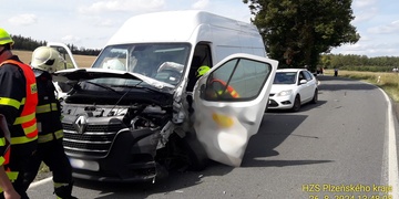 Řidička dodávky vyjela do protisměru, kde se střetla s protijedoucím traktorem