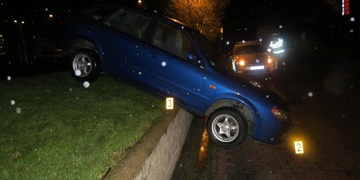 Opilá Němka spadla s autem ze zdi