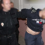 Nepoučitelný agresor na nádraží i rozkopané dveře v Tylově ulici