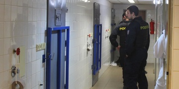 Opilec po policistech plival a křičel, že je infekční