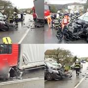 Vážná dopravní nehoda, ze zcela zdemolovaného vozu vyprošťovali řidiče