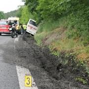 Autobus s dětmi se převrátil