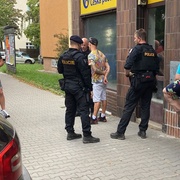 Na poštu pro dávky a z pošty v poutech do věznice