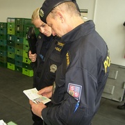 Razie cizinecké policie - z padesáti cizinců mělo pět padělané doklady