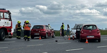 Za hromadnou nehodou čtyř vozů byla údajně včela v kabině jednoho z nich