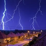 Blesk zapálil dům i strom