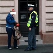 Překvapená a bez auta, tak zůstala stát cizinka včera na náměstí