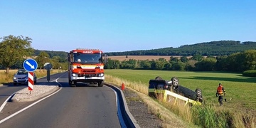 Opilý řidič skončil s autem na střeše
