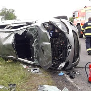 Místo hořící lokomotivy v Ejpovickém tunelu zasahovali u převráceného auta