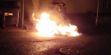 Strážníci na Doubravce hasili kontejner