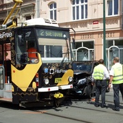 Řidička zdemolovala auto o tramvaj
